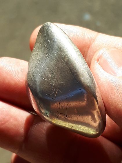 เบี้ยแก้ จารมือ หลวงพ่อทองอยู่ วัดท่าเสา เนื้อเงิน ปี 25xx ขนาดใหญ่ ปรอทวิ่ง มีน้ำหนัก เก่าเก็บเดิมๆ สวยสมบูรณ์ เดิมๆ สภาพสมบูรณ์มาก สวยๆ แท รูปที่ 3