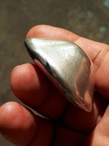 เบี้ยแก้ จารมือ หลวงพ่อทองอยู่ วัดท่าเสา เนื้อเงิน ปี 25xx ขนาดใหญ่ ปรอทวิ่ง มีน้ำหนัก เก่าเก็บเดิมๆ สวยสมบูรณ์ เดิมๆ สภาพสมบูรณ์มาก สวยๆ แท รูปที่ 7