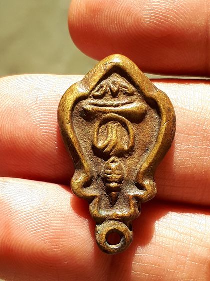 เรื่องพุทธคุณ และประสบการคงไม่ต้องพูดถึง เพราะถ้าไม่ดี ไม่แน่จริง ราคาคงไม่พุ่งสูงระดับนี้สำหรับเหรียญหล่อทองเหลืองเล็ก ๆ องค์หนึ่ง รูปที่ 5