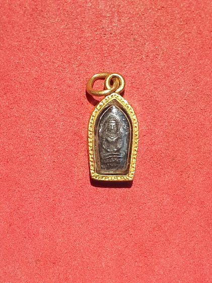 พระปรกใบมะขาม หลวงปู่ทิม เนื้อเงิน ปี2517 วัดละหารไร่ ระยอง สวย เก่า เลี่ยมทอง   พระปรกใบมะขาม หรือ ปรกองค์จ้อย แม้องค์พระมีขนาดเล็ก จิ๊วแต รูปที่ 3