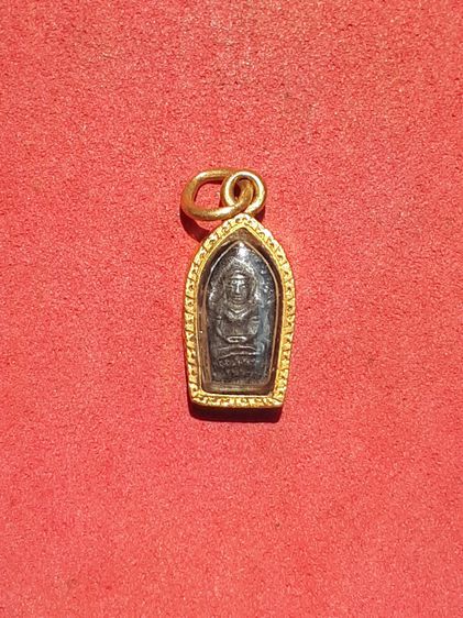 พระปรกใบมะขาม หลวงปู่ทิม เนื้อเงิน ปี2517 วัดละหารไร่ ระยอง สวย เก่า เลี่ยมทอง   พระปรกใบมะขาม หรือ ปรกองค์จ้อย แม้องค์พระมีขนาดเล็ก จิ๊วแต รูปที่ 2
