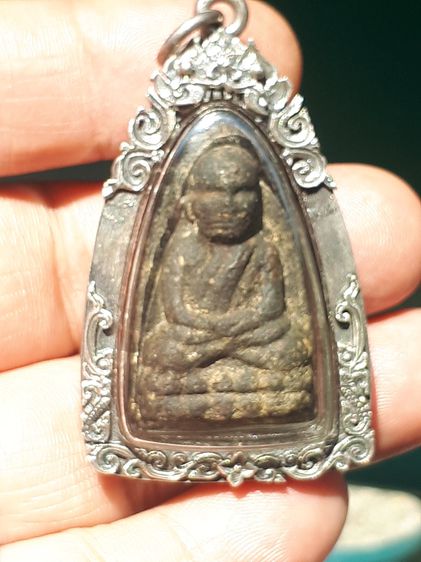 พระหลวงปู่ทวด พิมพ์ใหญ่ เนื้อว่าน ปี 2497 ด้านหลังเรียบ เนื้อเทาดำ ดินกากยายักษ์ แห้ง เหี่ยว มีน้ำหนัก ผิวเดิมๆ ด้านหลังมีแร่บางเล็กน้อย เป็ รูปที่ 9