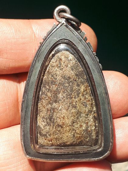 พระหลวงปู่ทวด พิมพ์ใหญ่ เนื้อว่าน ปี 2497 ด้านหลังเรียบ เนื้อเทาดำ ดินกากยายักษ์ แห้ง เหี่ยว มีน้ำหนัก ผิวเดิมๆ ด้านหลังมีแร่บางเล็กน้อย เป็ รูปที่ 11