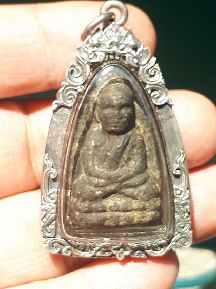 พระหลวงปู่ทวด พิมพ์ใหญ่ เนื้อว่าน ปี 2497 ด้านหลังเรียบ เนื้อเทาดำ ดินกากยายักษ์ แห้ง เหี่ยว มีน้ำหนัก ผิวเดิมๆ ด้านหลังมีแร่บางเล็กน้อย เป็ รูปที่ 10