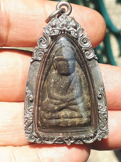 พระหลวงปู่ทวด พิมพ์ใหญ่ เนื้อว่าน ปี 2497 ด้านหลังเรียบ เนื้อเทาดำ ดินกากยายักษ์ แห้ง เหี่ยว มีน้ำหนัก ผิวเดิมๆ ด้านหลังมีแร่บางเล็กน้อย เป็ รูปที่ 2