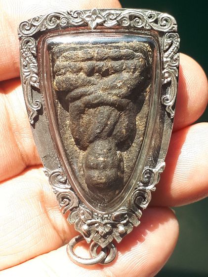 พระหลวงปู่ทวด พิมพ์ใหญ่ เนื้อว่าน ปี 2497 ด้านหลังเรียบ เนื้อเทาดำ ดินกากยายักษ์ แห้ง เหี่ยว มีน้ำหนัก ผิวเดิมๆ ด้านหลังมีแร่บางเล็กน้อย เป็ รูปที่ 12