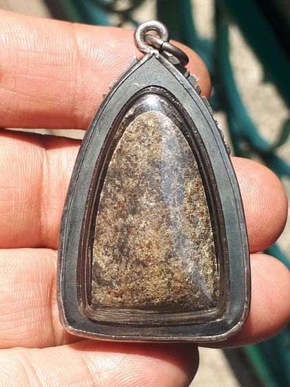 พระหลวงปู่ทวด พิมพ์ใหญ่ เนื้อว่าน ปี 2497 ด้านหลังเรียบ เนื้อเทาดำ ดินกากยายักษ์ แห้ง เหี่ยว มีน้ำหนัก ผิวเดิมๆ ด้านหลังมีแร่บางเล็กน้อย เป็ รูปที่ 4