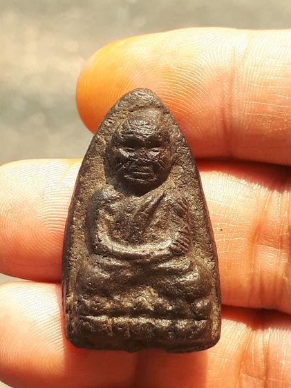 พระหลวงปู่ทวด พิมพ์กรรมการ เนื้อว่าน ปี 2497 ด้านหลังเรียบ เนื้อเทาดำ ดินกากยายักษ์ แห้ง เหี่ยว มีน้ำหนัก ผิวเดิมๆ ด้านหลังมีแร่บางเล็กน้อย รูปที่ 8