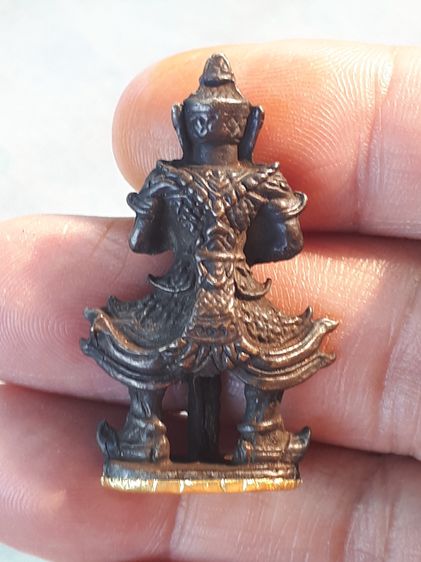 ท้าวเวสสุวรรณ ฐานทองคำ ตอกโค็ด ศาลา และเลข 3 เนื้อนวะ หลวงพ่อสาคร วัดระหารไร่ ขนาดโดยประมาณ กว้าง 2 ซม. X สูง 4 ซม. อายุมากกว่า 20 ปี หล่อดิ รูปที่ 11