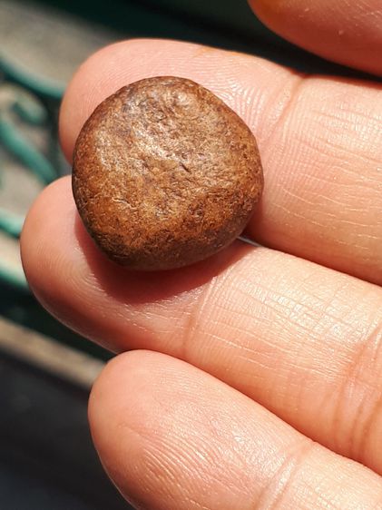 พระซุ้มกอขนมเปี๊ยะ กรุลานดอกไม้ จ.กำแพงเพชร พิมพ์จิ๋ว หลังอูม เนื้อดิน มีแร่ดอกมะขาม สีพิกุลเข้มๆ ผิวมันเงา แห้ง ตำหนิครบ จับองค์พระแล้วไม่ค รูปที่ 2