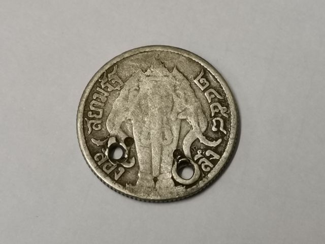 (บ.304) เหรียญเงิน 2 สลึง รัชกาลที่ 6 หลังช้างสามเศียร ปี 2458 รูปที่ 2