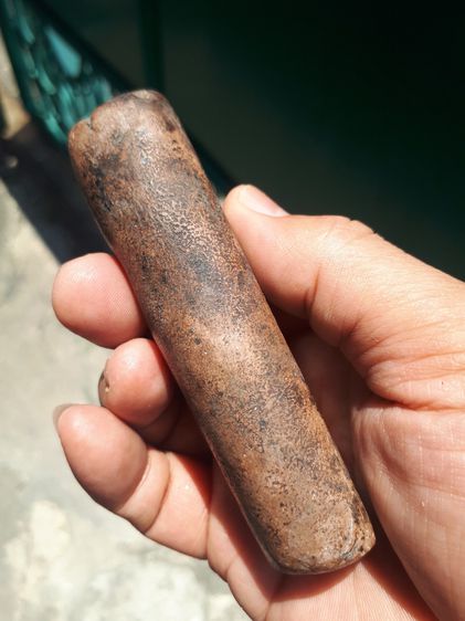 แท่งผงพุทธคุณ ขนาดประมาณ 1 x 4 นิ้ว มีน้ำหนัก เนื้อผง สีน้ำตาลอมแดง เนื้อผงน่าจะเป็นเนื้อว่านสบู่เลือด ผิวเดิมๆ เนื้อแห้งสนิท เก่าจัดจ้านเข้ รูปที่ 4