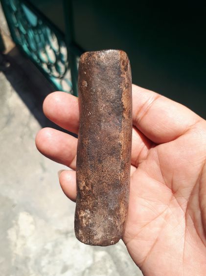 แท่งผงพุทธคุณ ขนาดประมาณ 1 x 4 นิ้ว มีน้ำหนัก เนื้อผง สีน้ำตาลอมแดง เนื้อผงน่าจะเป็นเนื้อว่านสบู่เลือด ผิวเดิมๆ เนื้อแห้งสนิท เก่าจัดจ้านเข้ รูปที่ 7