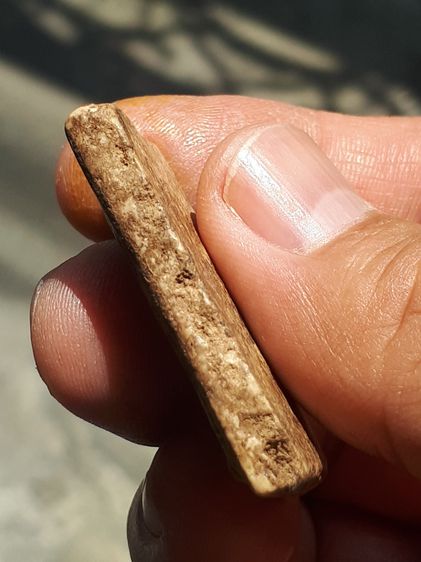 พระสมเด็จ กรุวัดบางขุนพรหม พิมพ์อกครุฑ รุ่นแรก เนื้อผงพุทธคุณ เนื้อแน่น พระบาง มีคราบกรุ มวลสารลอย ขอบไม่คม เป็นธรรมชาติ อย่างสวย สร้างน้อย  รูปที่ 3