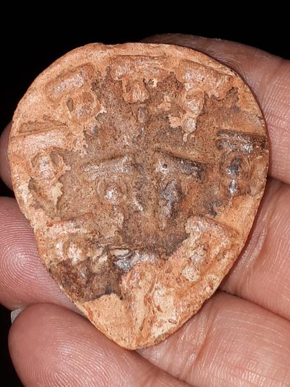 พระเจ้าสิบพระองค์ หลังอูม พระเนื้อดิน ไม่ทราบกร ขนาดใหญ่ประมาณ 2 นิ้ว เนื้อดินเดิมๆ แท้ดูง่าย เก่า แห้ง รอยยุบ การหดตัวของเนื้อดิน ผิวสองสี  รูปที่ 6