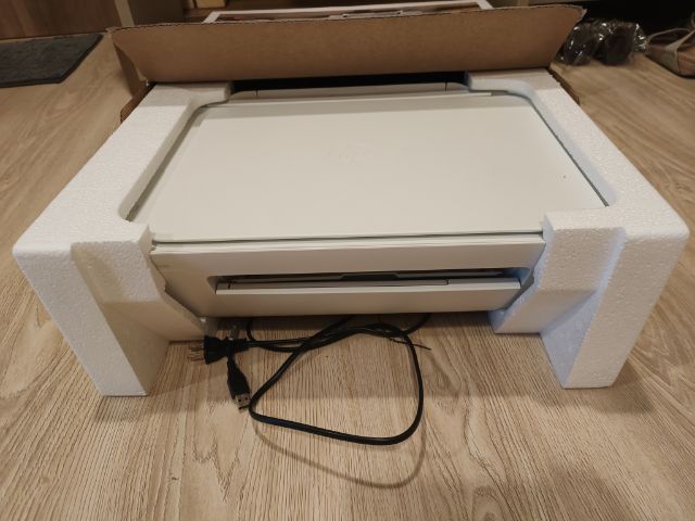 เครื่องปริ้น HP DeskJet 2330 สีขาว สภาพเหมือนใหม่