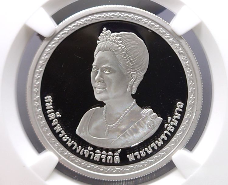 เหรียญ 800 บาท เนื้อเงินขัดเงา ที่ระลึก 75 พรรษา สมเด็จพระนางเจ้าสิริกิติ์ พระบรมราชินีนาถ พ.ศ.2550 เหรียญเกรด PF68 NGC รูปที่ 2
