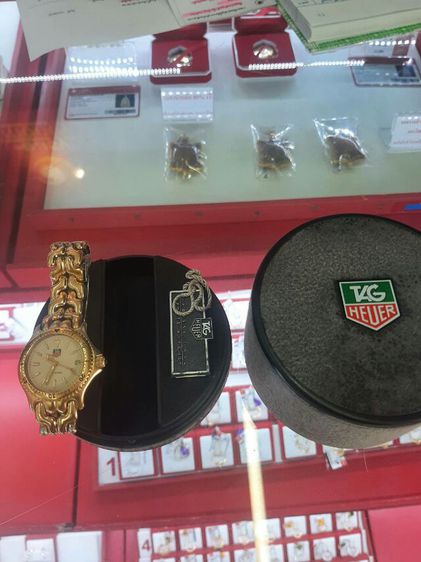 นาฬิกา TAG HEUER ก้างปลา เรือนทอง หน้าปัดครีม สุดหรู ในยุค90 ขนาด บอยไซด์ พร้อมกล่อง สภาพสวย ไม่ซีดไม่ลอก เก็บมานานอย่างดีไม่เคยนำออกมาใส่ รูปที่ 4