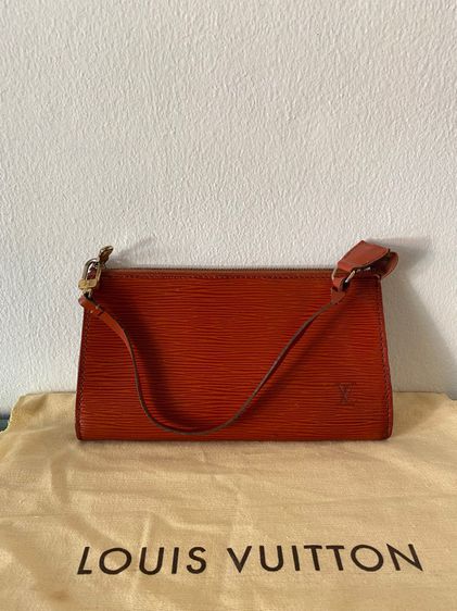 กระเป๋า LV vintage pochette epi สีน้ำตาลแดง รูปที่ 2