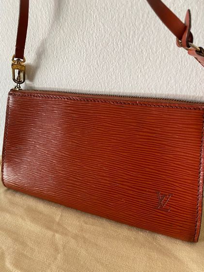 กระเป๋า LV vintage pochette epi สีน้ำตาลแดง รูปที่ 4