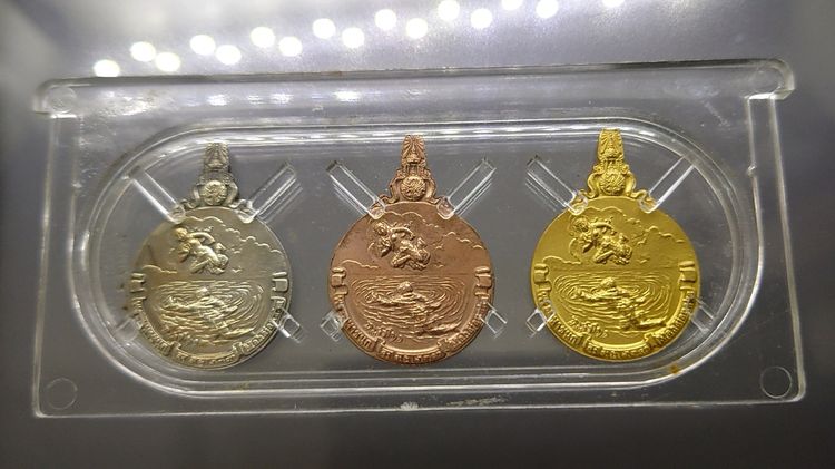 เหรียญพระมหาชนก ครบชุดทองคำ พิมพ์เล็ก (เนื้อทองคำ เนื้อนาค เนื้อเงิน) พร้อมหนังสือ อุปกรณ์ครบ 2542 พร้อมใบการันตรี รูปที่ 4