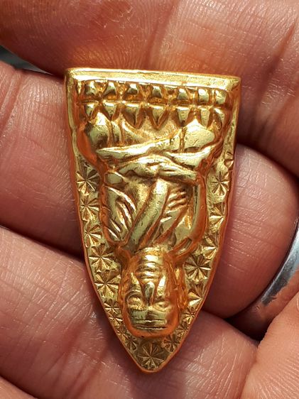 หลวงปู่ทวดหลังเตารีด หลังตอก 4 โค็ด เนื้อโลหะ หลวงปู่ทิม วัดละหารไร่ จ.ระยอง ยุคแรก สวย สมบูรณ์ เก่า แท้ แปลก สร้างด้วยเนื้อนี้ประมาณ 99 องค รูปที่ 9