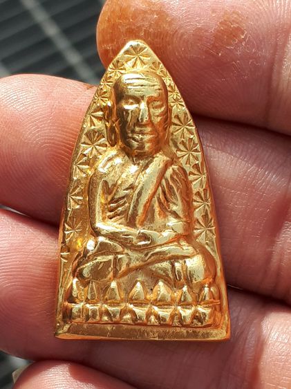 หลวงปู่ทวดหลังเตารีด หลังตอก 4 โค็ด เนื้อโลหะ หลวงปู่ทิม วัดละหารไร่ จ.ระยอง ยุคแรก สวย สมบูรณ์ เก่า แท้ แปลก สร้างด้วยเนื้อนี้ประมาณ 99 องค รูปที่ 2