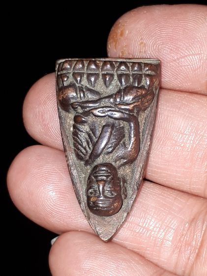 หลวงปู่ทวด หลังเตารีด พิมพ์ใหญ่นิยม ปี2505 วัดช้างให้ จ.ปัตตานี เนื้อนวะโลหะ หายาก พระสวย สภาพเดิม คมชัดสวย มีรอยตะไบ ดูง่าย แท้ หายาก คาถาบ รูปที่ 7