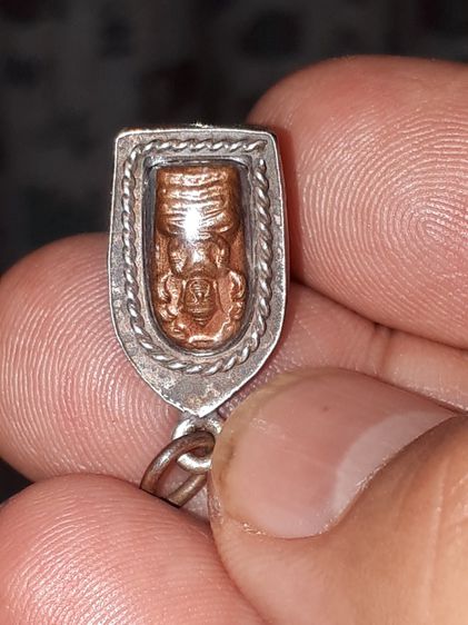 พระปรกใบมะขาม หลวงปู่ทิม วัดละหารไร่ ปี17 รุ่นแรก เนื้อทองแดง พิมพ์คมชัด สร้างจำนวนน้อย สภาพสวยสมบูรณ์ เดิมๆ แท้ หายาก เลี่ยมเงิน อย่างสวย   รูปที่ 7