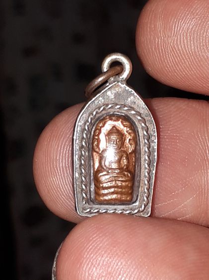 พระปรกใบมะขาม หลวงปู่ทิม วัดละหารไร่ ปี17 รุ่นแรก เนื้อทองแดง พิมพ์คมชัด สร้างจำนวนน้อย สภาพสวยสมบูรณ์ เดิมๆ แท้ หายาก เลี่ยมเงิน อย่างสวย   รูปที่ 4