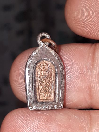 พระปรกใบมะขาม หลวงปู่ทิม วัดละหารไร่ ปี17 รุ่นแรก เนื้อทองแดง พิมพ์คมชัด สร้างจำนวนน้อย สภาพสวยสมบูรณ์ เดิมๆ แท้ หายาก เลี่ยมเงิน อย่างสวย   รูปที่ 5