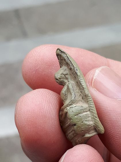 พระรอด พิมพ์ใหญ่ หลังลายนิ้วมือ กรุมหาวัน จ.ลำพูน รุ่นแรก เนื้อดินเผา จัดมาก มีคราบกรุ เนื้อหาเก่า พิมพ์คม รูปทรงสวยงาม คม ชัด สภาพสมบูรณ์ ผ รูปที่ 3