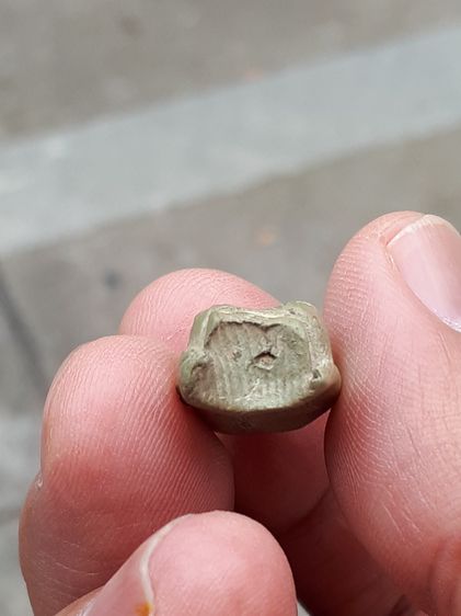 พระรอด พิมพ์ใหญ่ หลังลายนิ้วมือ กรุมหาวัน จ.ลำพูน รุ่นแรก เนื้อดินเผา จัดมาก มีคราบกรุ เนื้อหาเก่า พิมพ์คม รูปทรงสวยงาม คม ชัด สภาพสมบูรณ์ ผ รูปที่ 5