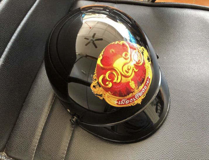 หมวกกันน๊อก 750ปี เชียงราย พร้อมคำอวยพร “ จงมีสติ ขับขี่ปลอดภัย โดยอาจารย์ เฉลิมชัย วัดร่องขุ่น รูปที่ 4