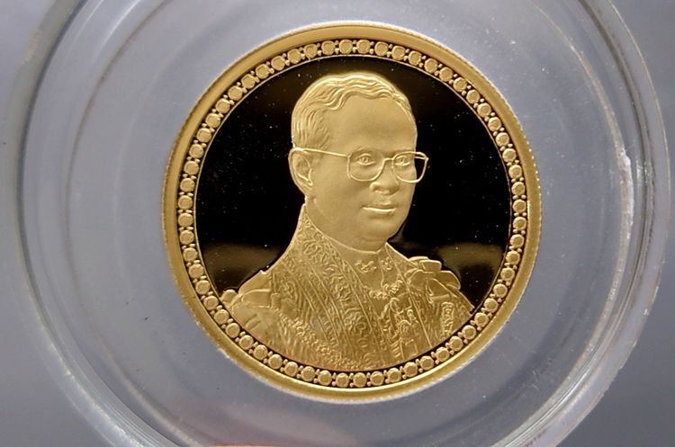 เหรียญทองคำขัดเงา โฮโลแกรม ชนิดราคา 12000 บาท ที่ระลึกฉลองสิริราชสมบัติครบ 60 ปี รัชกาลที่9 2549 พร้อมกล่องไม้ ใบเซอร์ รูปที่ 2