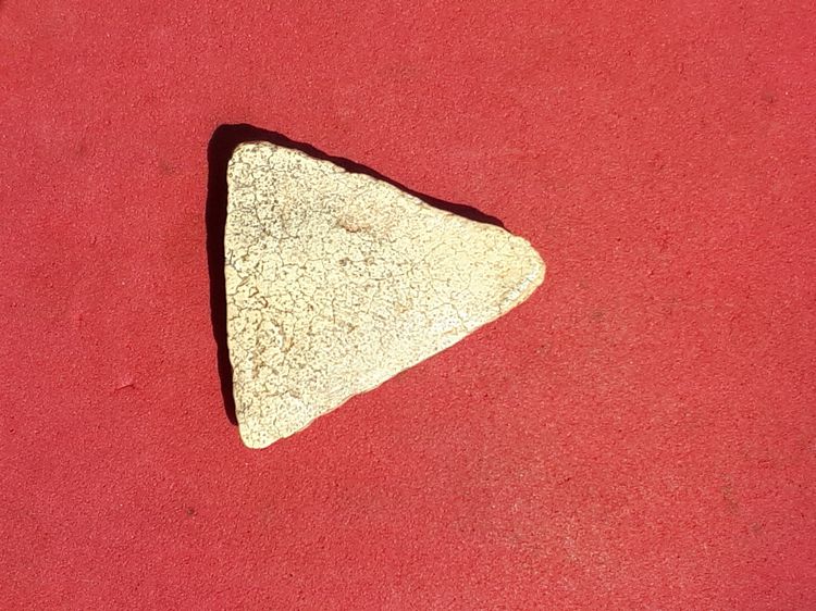 พระปิดตา พิมพ์สามเหลี่ยม หลวงปู่ภู วัดอินทรวิหาร เนื้อผงพุทธคุณ มวลสารครบ จัด ละเอียด หลังเรียบ รูปทรงสวย งดงาม ขอบไม่คม แห้ง เหี่ยว ยุบย่น  รูปที่ 2