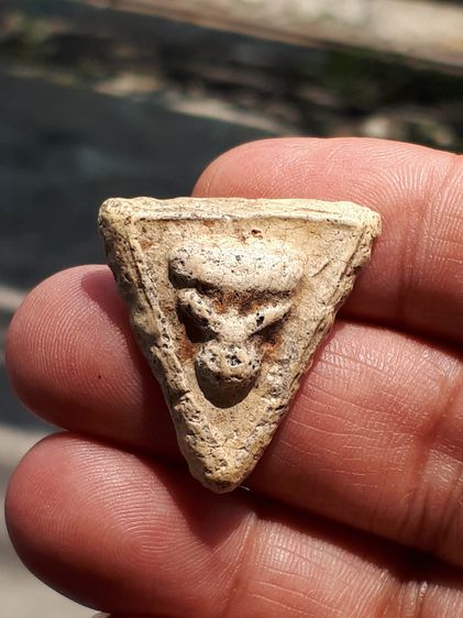 พระปิดตา พิมพ์สามเหลี่ยม หลวงปู่ภู วัดอินทรวิหาร เนื้อผงพุทธคุณ มวลสารครบ จัด ละเอียด หลังเรียบ รูปทรงสวย งดงาม ขอบไม่คม แห้ง เหี่ยว ยุบย่น  รูปที่ 8