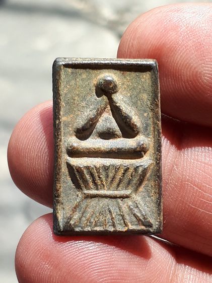 พระปิดตา ด้านเรียบ หลวงปู่ศุข วัดปากคลองมะขามเฒ่า เนื้อชิน พิมพ์ชาวบ้าน เป็นยุคต้นๆที่มีการสร้างพระเครื่อง ของหลวงปู่ศุข เนื้อชินตะกั่ว สไตล รูปที่ 3