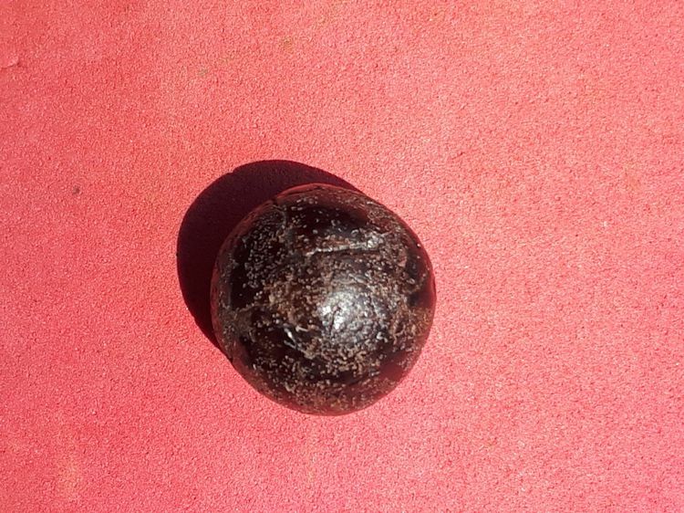 ลูกอม เนื้อผงคลุกรัก สีน้ำตาล รูปทรงกลมมน ขนาด 1 Cm. แข็ง ผิวเป็นไปตามธรรมชาติ ยุบย่น มีน้ำหนัก สภาพสมบูรณ์ สวยงาม เก่า แท้ แปลก หายาก ไม่รู