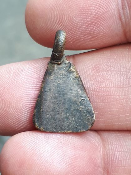 เหรียญจอบเล็ก รุ่นแรก หลวงพ่อเงิน วัดบางคลาน พิจิตร เนื้อทองผสม แห้ง เดิม สภาพไม่ได้ใช้เลย สีจืด ดูง่าย แท้ หายาก พร้อมใบเซอร์ ประกาศนียบัตร รูปที่ 2