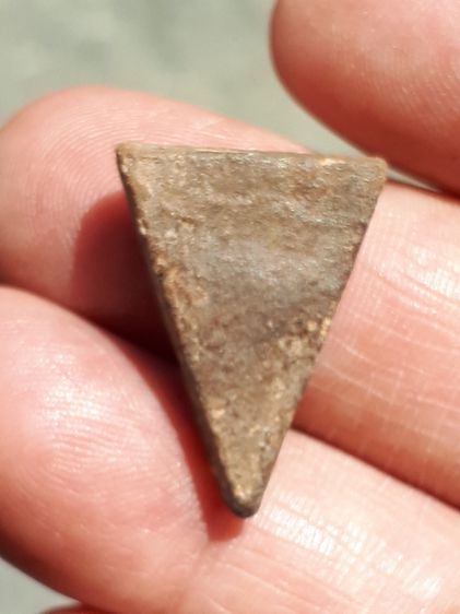 พระนางพญา พิมพ์สังฆาฏิ วัดพระศรีรัตนมหาธาตุ จังหวัดพิษณุโลก หลังลายนิ้วมือ เนื้อเขียว มีคราบกรุมวลสารครบ จัด ละเอียด มีเม็ดกรวดทราย องค์นี้เ รูปที่ 8