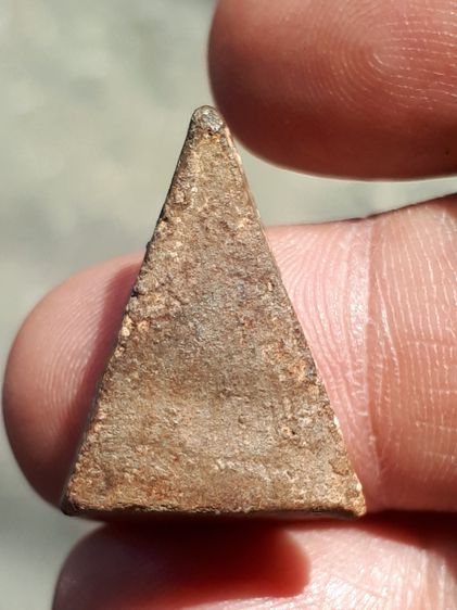 พระนางพญา พิมพ์สังฆาฏิ วัดพระศรีรัตนมหาธาตุ จังหวัดพิษณุโลก หลังลายนิ้วมือ เนื้อเขียว มีคราบกรุมวลสารครบ จัด ละเอียด มีเม็ดกรวดทราย องค์นี้เ รูปที่ 11