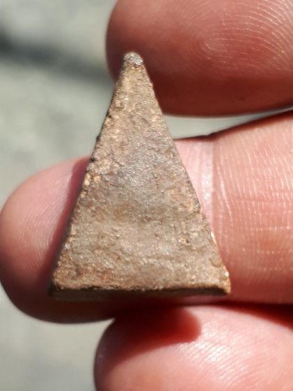 พระนางพญา พิมพ์สังฆาฏิ วัดพระศรีรัตนมหาธาตุ จังหวัดพิษณุโลก หลังลายนิ้วมือ เนื้อเขียว มีคราบกรุมวลสารครบ จัด ละเอียด มีเม็ดกรวดทราย องค์นี้เ รูปที่ 4