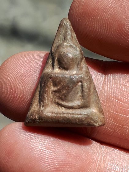 พระนางพญา พิมพ์สังฆาฏิ วัดพระศรีรัตนมหาธาตุ จังหวัดพิษณุโลก หลังลายนิ้วมือ เนื้อเขียว มีคราบกรุมวลสารครบ จัด ละเอียด มีเม็ดกรวดทราย องค์นี้เ รูปที่ 3