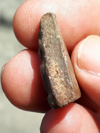 พระนางพญา พิมพ์สังฆาฏิ วัดพระศรีรัตนมหาธาตุ จังหวัดพิษณุโลก หลังลายนิ้วมือ เนื้อเขียว มีคราบกรุมวลสารครบ จัด ละเอียด มีเม็ดกรวดทราย องค์นี้เ รูปที่ 5