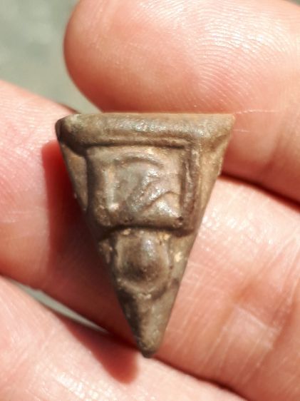 พระนางพญา พิมพ์สังฆาฏิ วัดพระศรีรัตนมหาธาตุ จังหวัดพิษณุโลก หลังลายนิ้วมือ เนื้อเขียว มีคราบกรุมวลสารครบ จัด ละเอียด มีเม็ดกรวดทราย องค์นี้เ รูปที่ 9