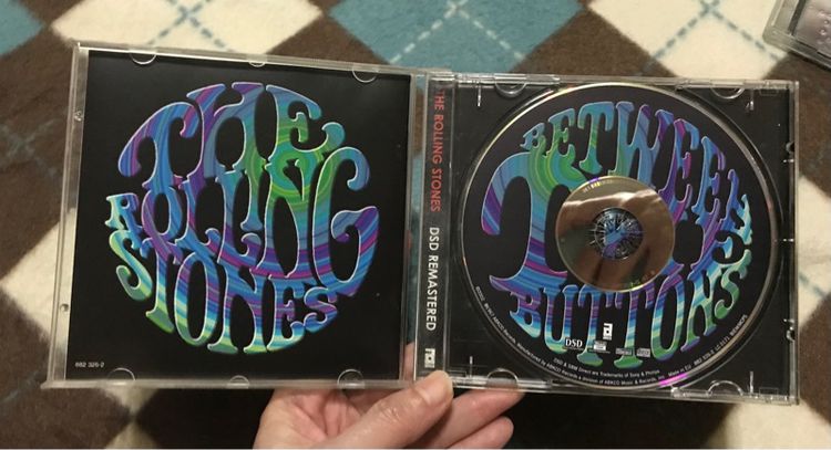 CD ซีดีเพลงสากล The Rolling Stones 🎉🎉  Between the Buttons  made in EU  ปกสวย แผ่นสวย หายาก น่าสะสม รูปที่ 2