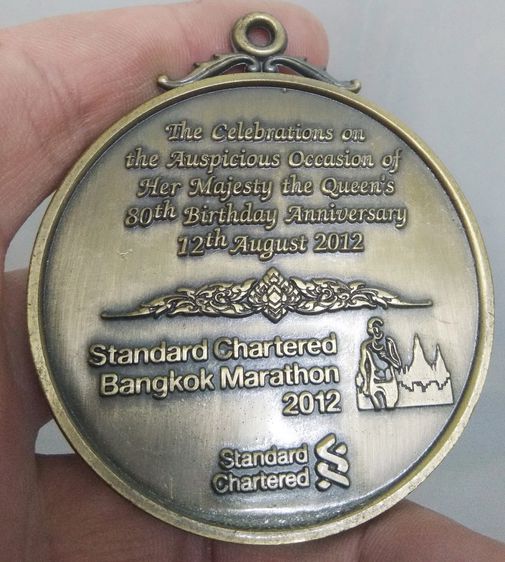9520-เหรียญที่ระลึกวิ่งมาราธอน ธนาคารสแตนดาดชาร์เตอร์ ปี2012 เหรียญใหญ่ศิลป์สวยครับ ขนาดเส้นผ่าศูนย์กลางประมาณ 6 ซม รูปที่ 15
