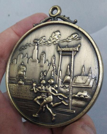 9520-เหรียญที่ระลึกวิ่งมาราธอน ธนาคารสแตนดาดชาร์เตอร์ ปี2012 เหรียญใหญ่ศิลป์สวยครับ ขนาดเส้นผ่าศูนย์กลางประมาณ 6 ซม รูปที่ 10