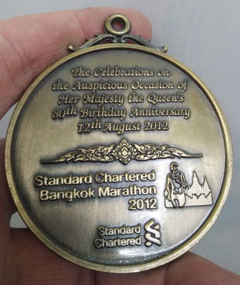 9520-เหรียญที่ระลึกวิ่งมาราธอน ธนาคารสแตนดาดชาร์เตอร์ ปี2012 เหรียญใหญ่ศิลป์สวยครับ ขนาดเส้นผ่าศูนย์กลางประมาณ 6 ซม รูปที่ 8